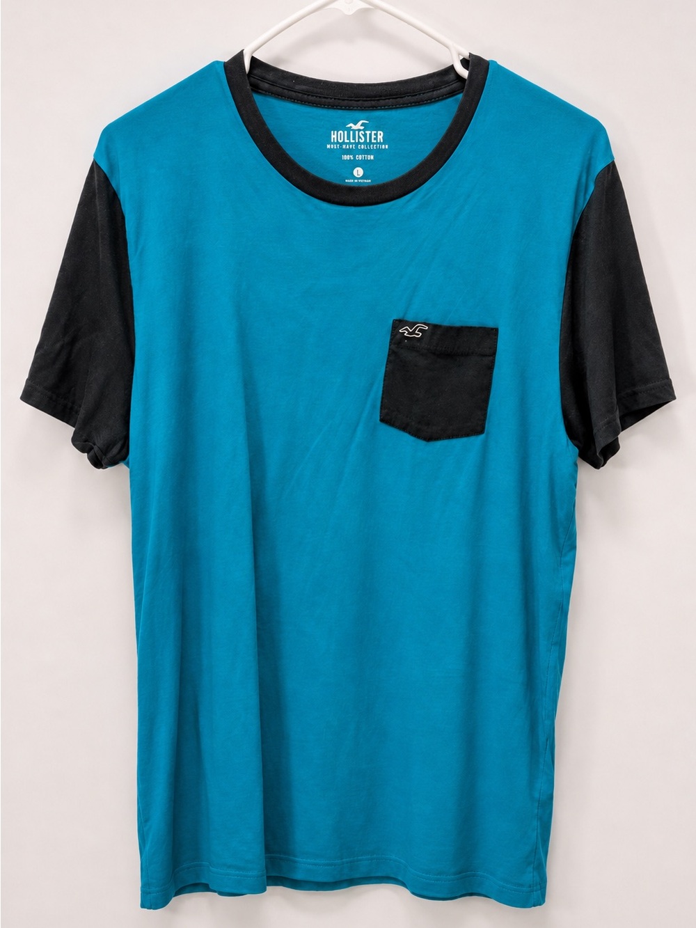 Hollister Teal T‑Shirt with Black Sleeves & Pocket